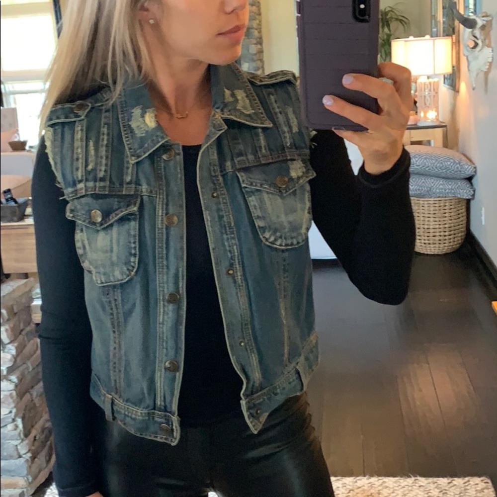 FABULOUS FREE PEOPLE JEAN VEST!